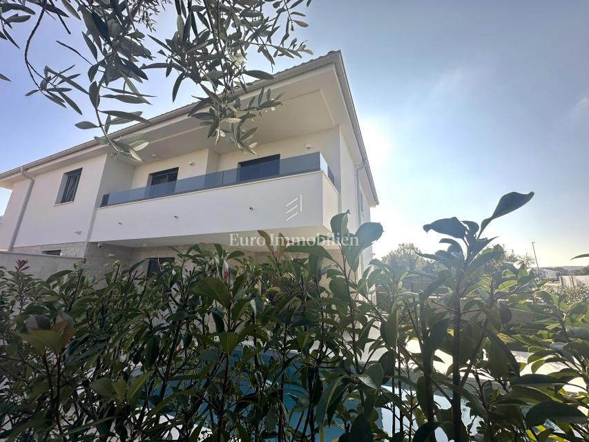 Moderna nova hiša z bazenom, Malinska