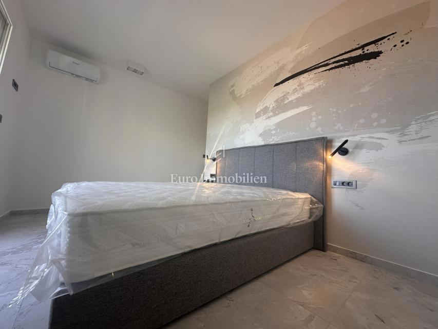 Moderna nova hiša z bazenom, Malinska