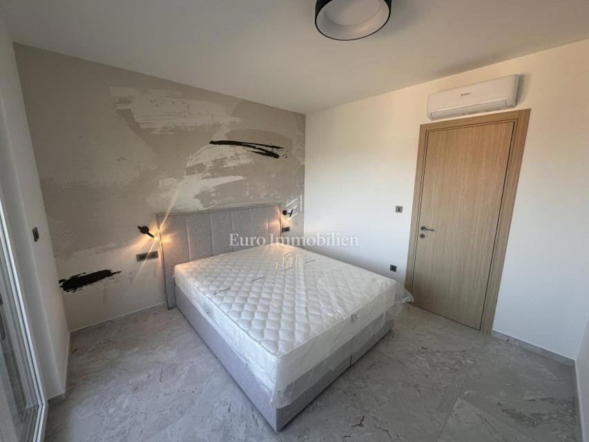 Moderna nova hiša z bazenom, Malinska