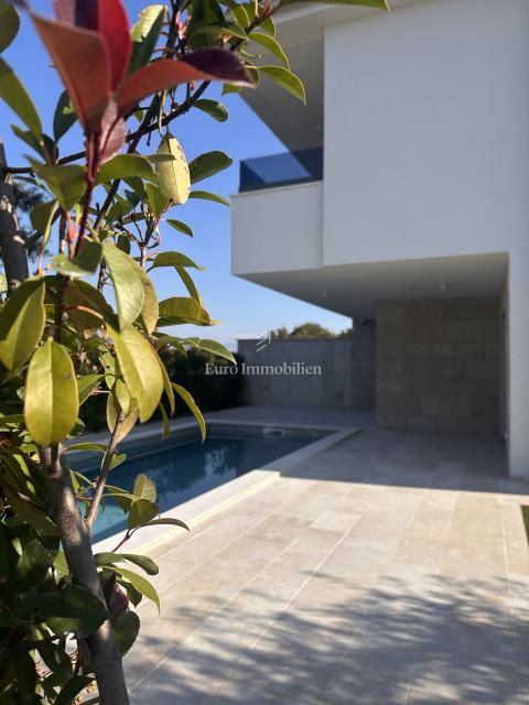 Moderna nova hiša z bazenom, Malinska