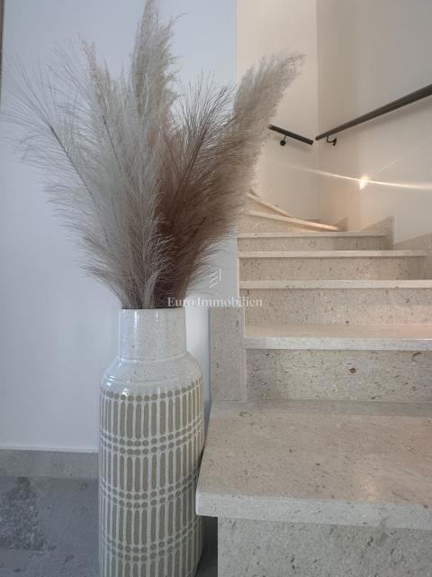 Moderna nova hiša z bazenom, Malinska