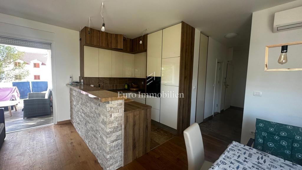 Brodarica, moderno opremljeno stanovanje, 50 m od morja