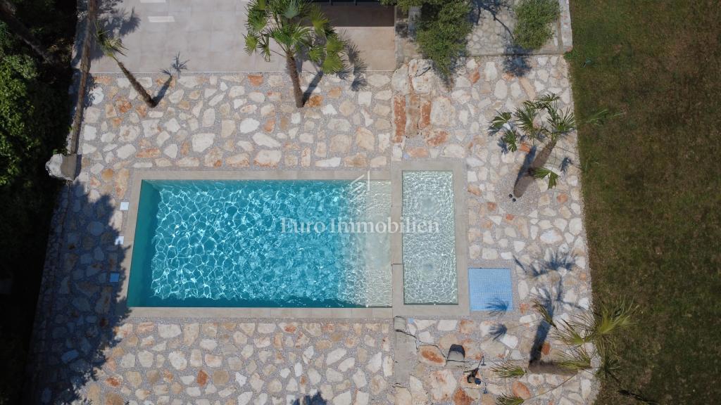 Hiša s 3 apartmaji in bazenom blizu morja