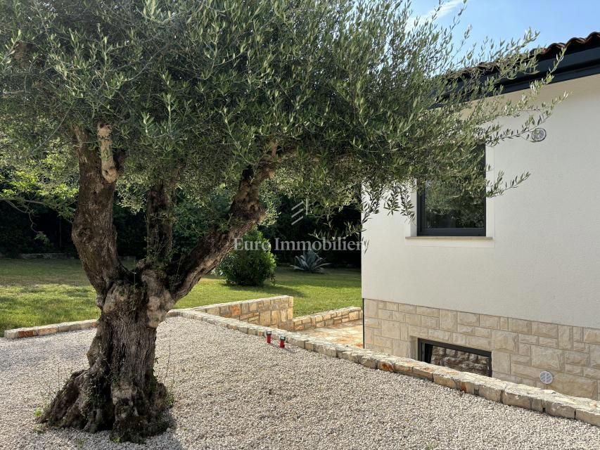 Hiša s 3 apartmaji in bazenom blizu morja