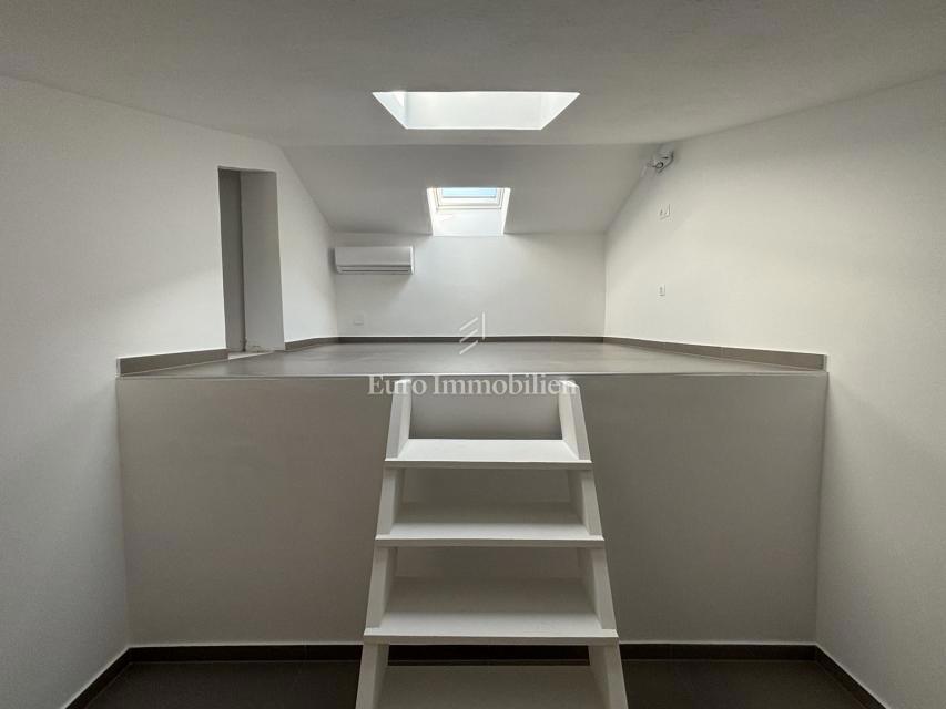 Hiša s 3 apartmaji in bazenom blizu morja