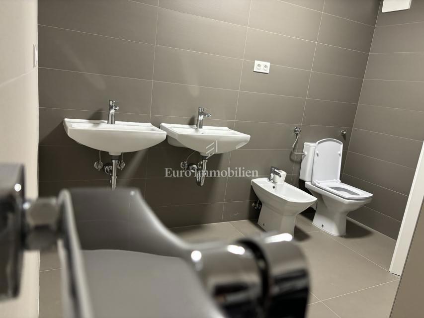 Hiša s 3 apartmaji in bazenom blizu morja