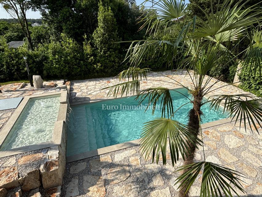 Hiša s 3 apartmaji in bazenom blizu morja