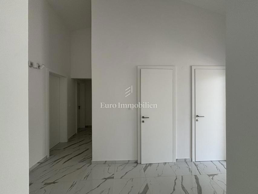 Hiša s 3 apartmaji in bazenom blizu morja