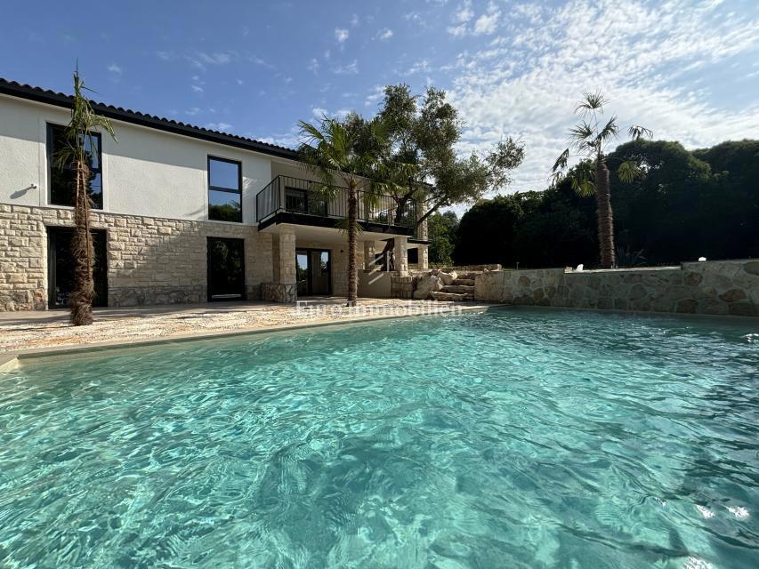 Hiša s 3 apartmaji in bazenom blizu morja