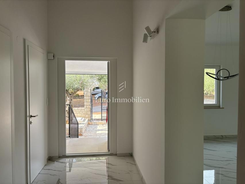 Hiša s 3 apartmaji in bazenom blizu morja