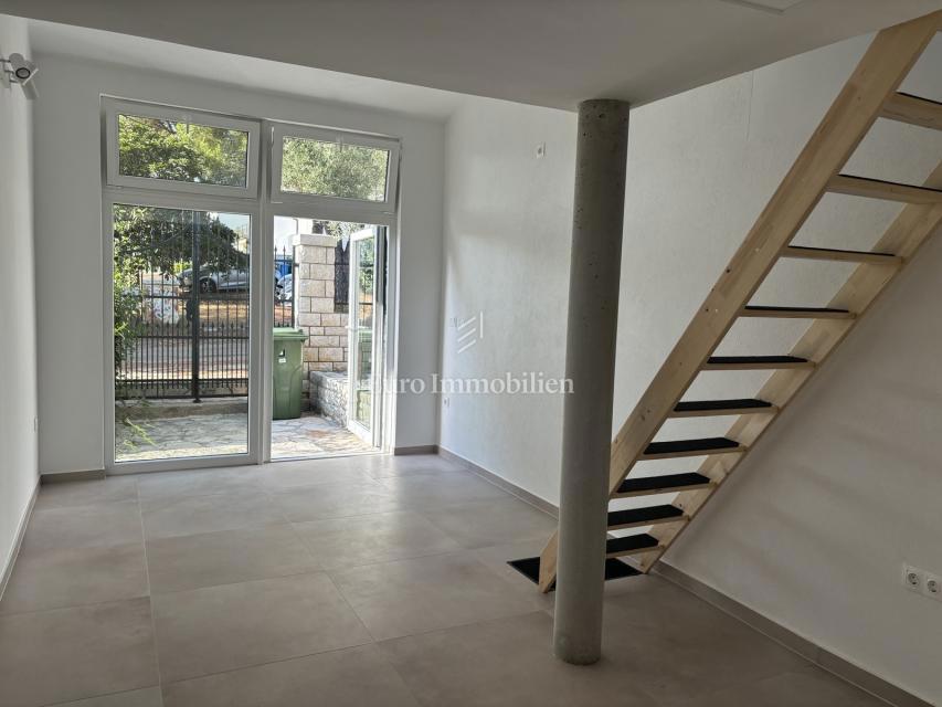 Hiša s 3 apartmaji in bazenom blizu morja