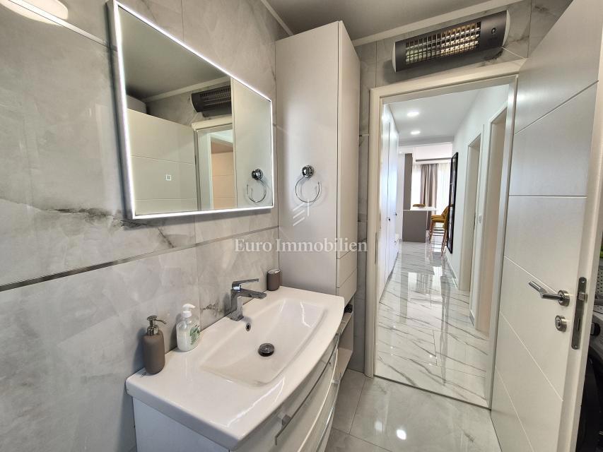 Opremljeno stanovanje z odprtim pogledom na morje