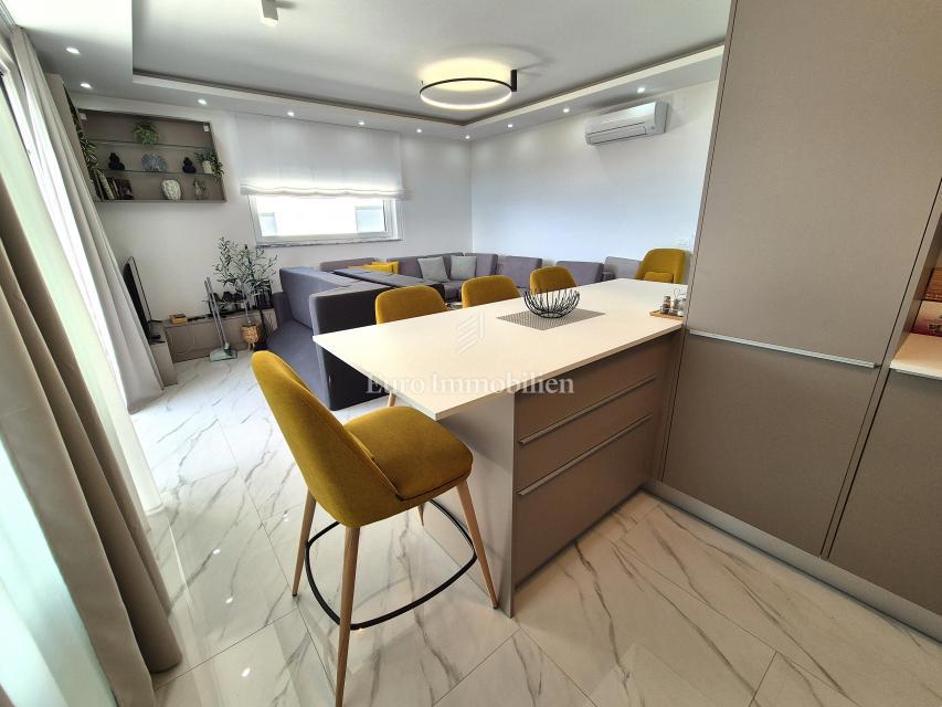 Opremljeno stanovanje z odprtim pogledom na morje