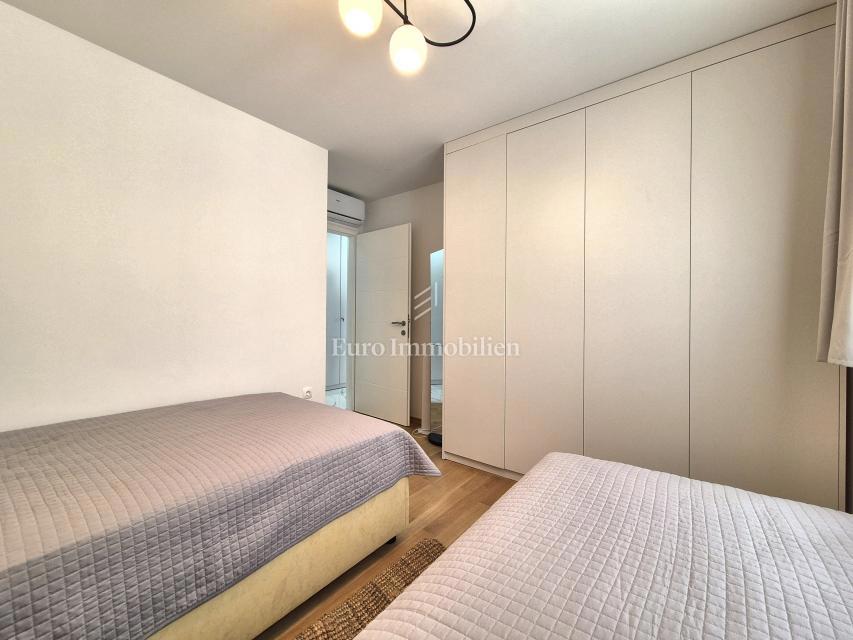 Opremljeno stanovanje z odprtim pogledom na morje