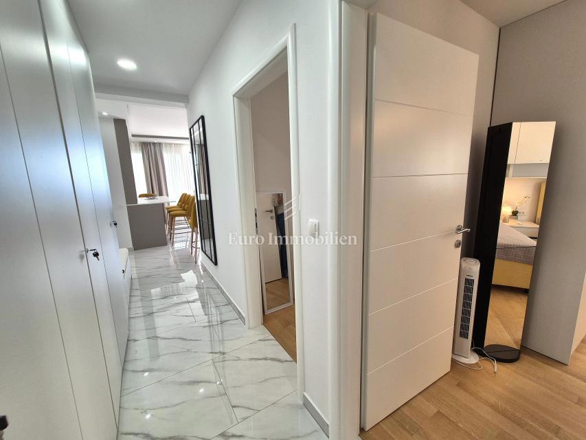 Opremljeno stanovanje z odprtim pogledom na morje