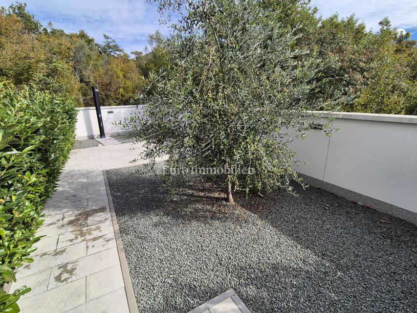 Opremljeno stanovanje z odprtim pogledom na morje