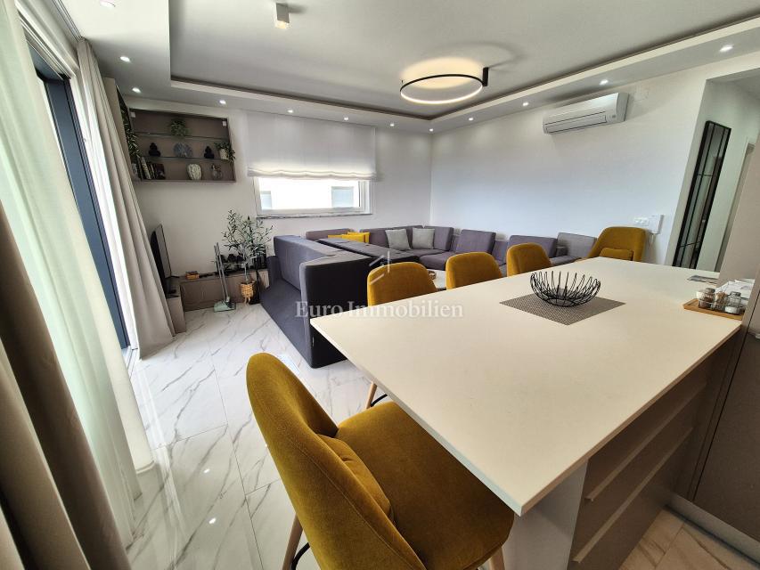 Opremljeno stanovanje z odprtim pogledom na morje