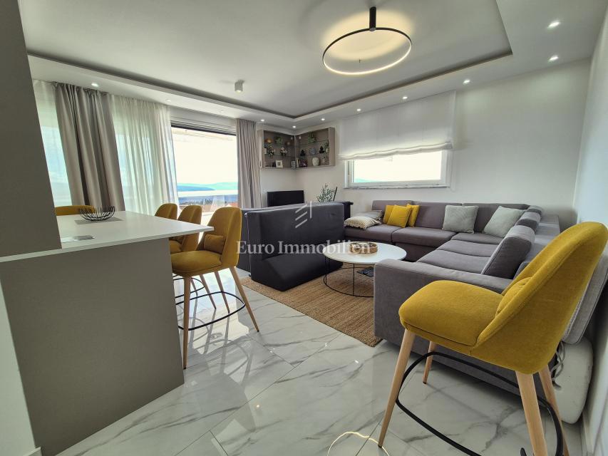 Opremljeno stanovanje z odprtim pogledom na morje