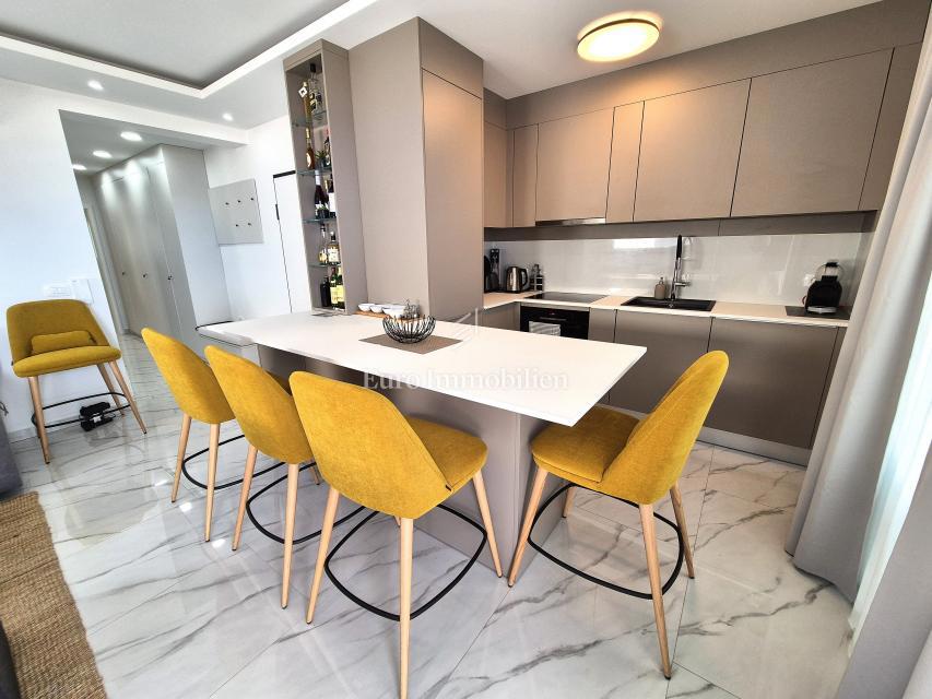 Opremljeno stanovanje z odprtim pogledom na morje