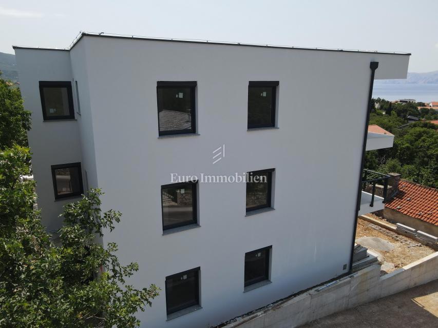 Apartma v novogradnji s pogledom na morje