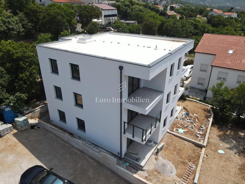Apartma v novogradnji s pogledom na morje