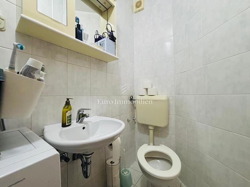 Dvosobno stanovanje z veliko teraso blizu plaže