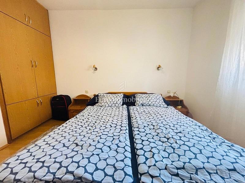 Dvosobno stanovanje z veliko teraso blizu plaže