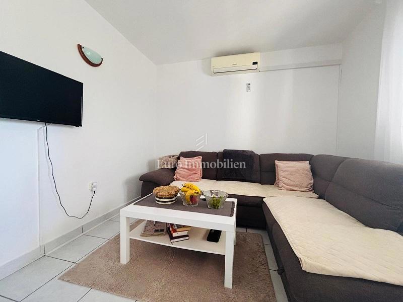 Dvosobno stanovanje z veliko teraso blizu plaže