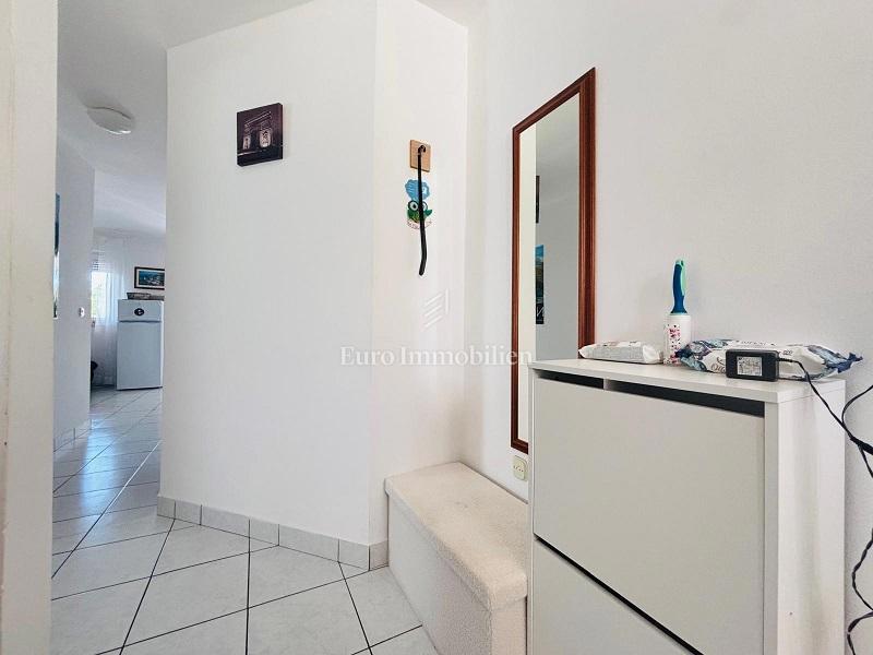 Dvosobno stanovanje z veliko teraso blizu plaže