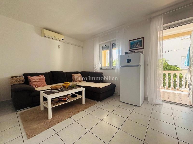 Dvosobno stanovanje z veliko teraso blizu plaže