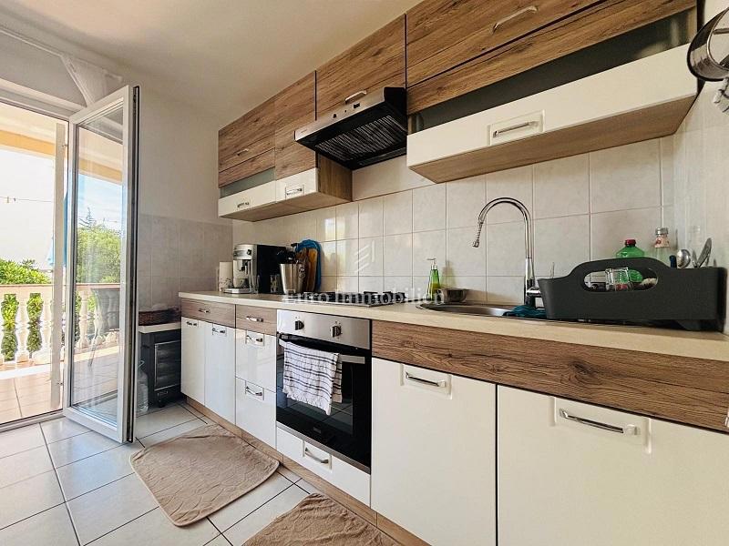 Dvosobno stanovanje z veliko teraso blizu plaže