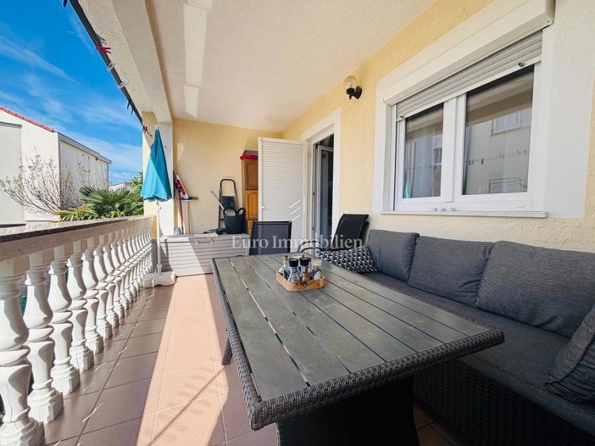 Dvosobno stanovanje z veliko teraso blizu plaže