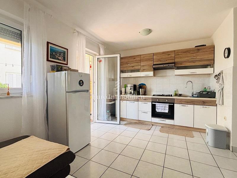 Dvosobno stanovanje z veliko teraso blizu plaže