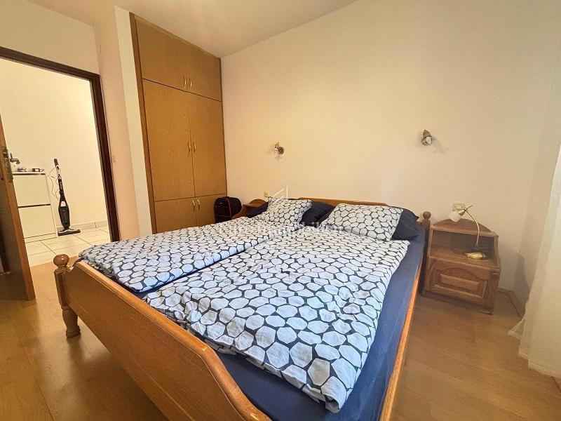 Dvosobno stanovanje z veliko teraso blizu plaže