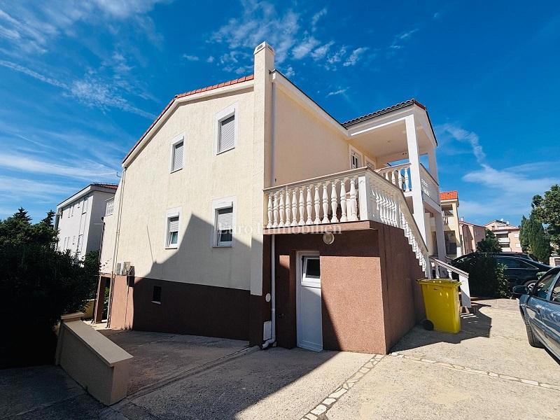 Dvosobno stanovanje z veliko teraso blizu plaže