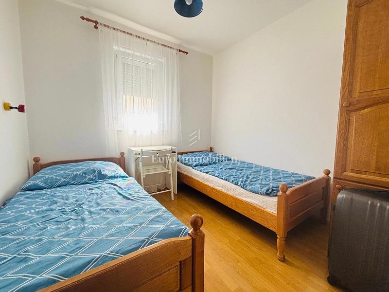 Dvosobno stanovanje z veliko teraso blizu plaže