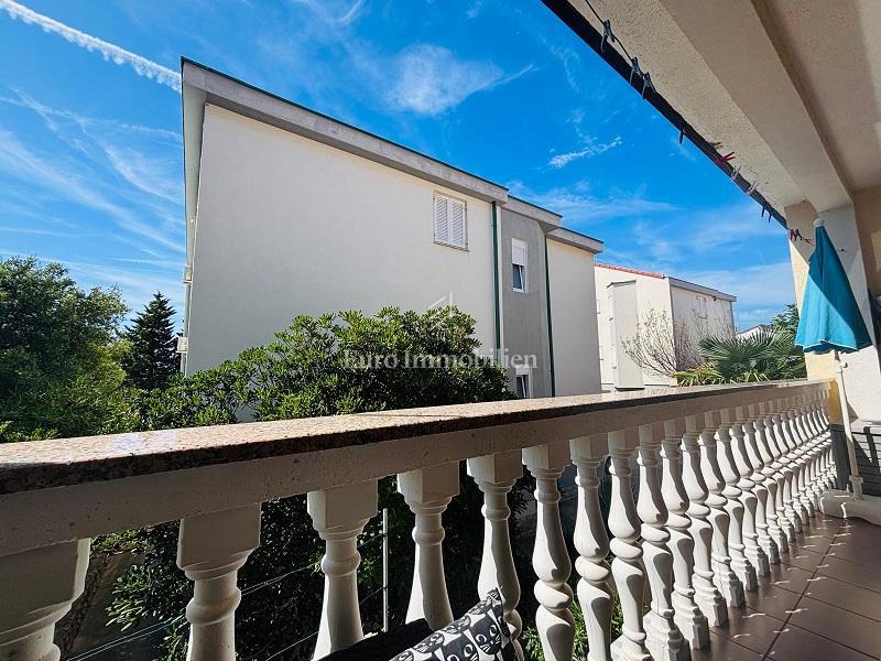 Dvosobno stanovanje z veliko teraso blizu plaže