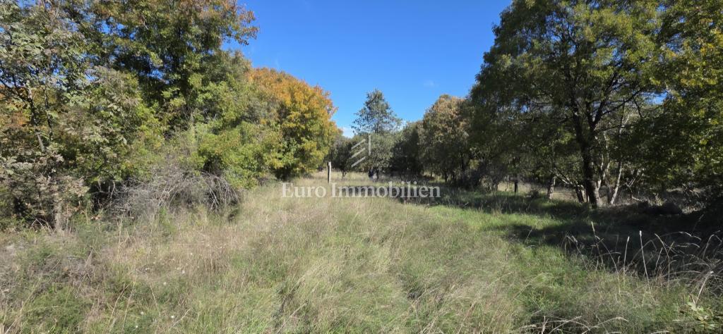 Gradbeno zemljišče na mirni lokaciji