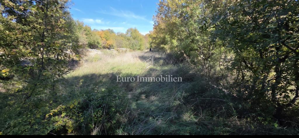 Gradbeno zemljišče na mirni lokaciji