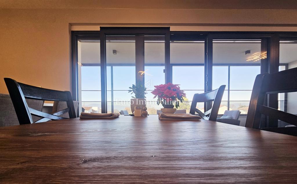 Funkcionalno dvosobno stanovanje z nadkrito teraso