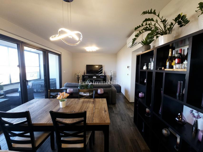 Funkcionalno dvosobno stanovanje z nadkrito teraso