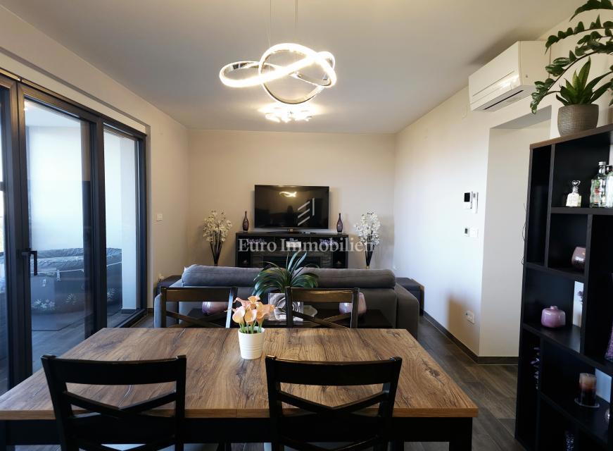 Funkcionalno dvosobno stanovanje z nadkrito teraso