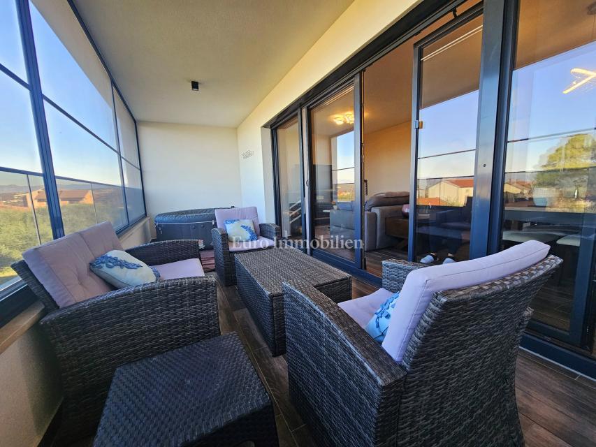 Funkcionalno dvosobno stanovanje z nadkrito teraso