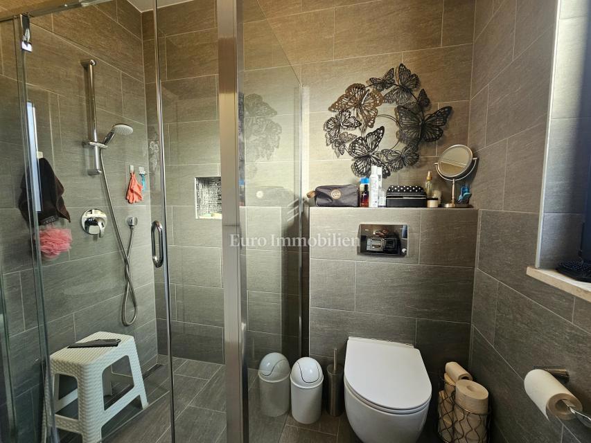 Funkcionalno dvosobno stanovanje z nadkrito teraso