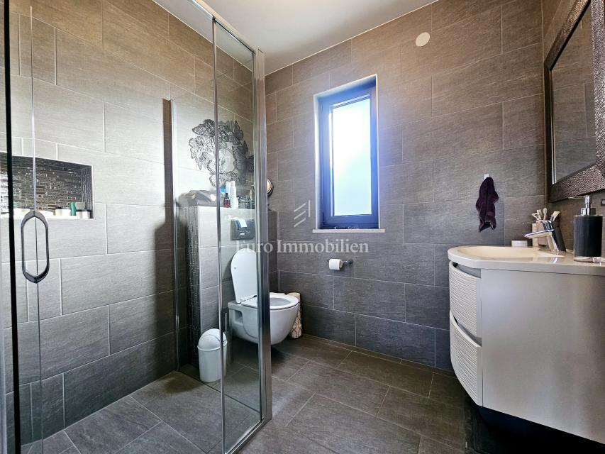 Funkcionalno dvosobno stanovanje z nadkrito teraso