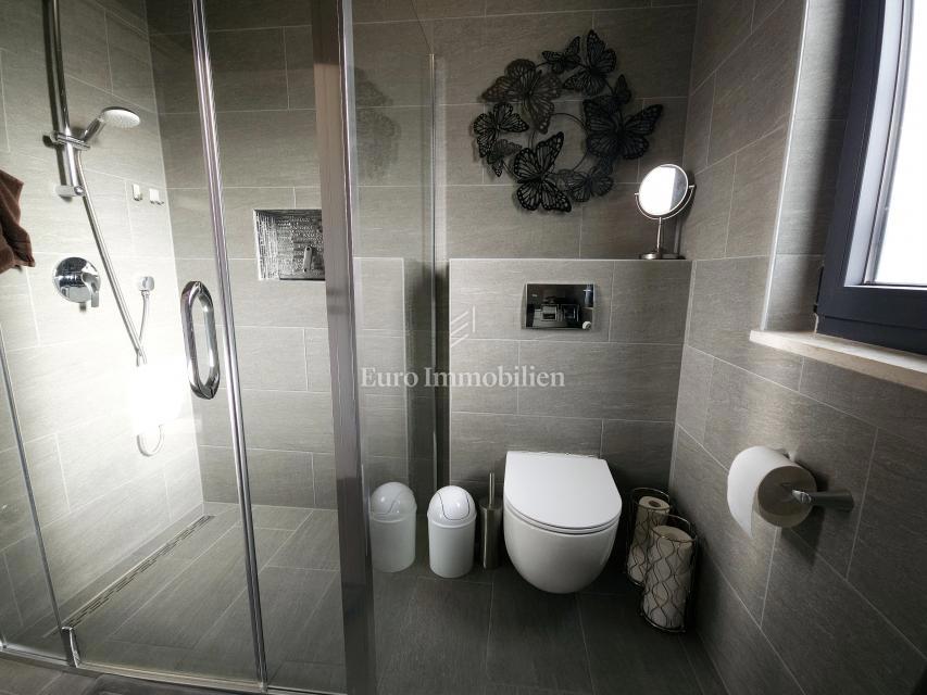 Funkcionalno dvosobno stanovanje z nadkrito teraso