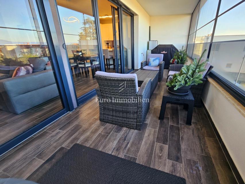 Funkcionalno dvosobno stanovanje z nadkrito teraso