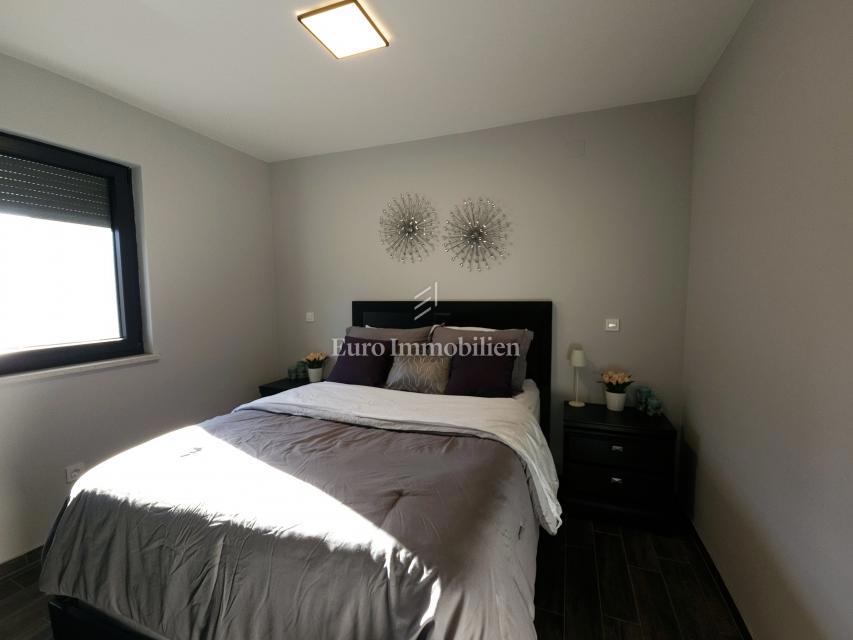 Funkcionalno dvosobno stanovanje z nadkrito teraso