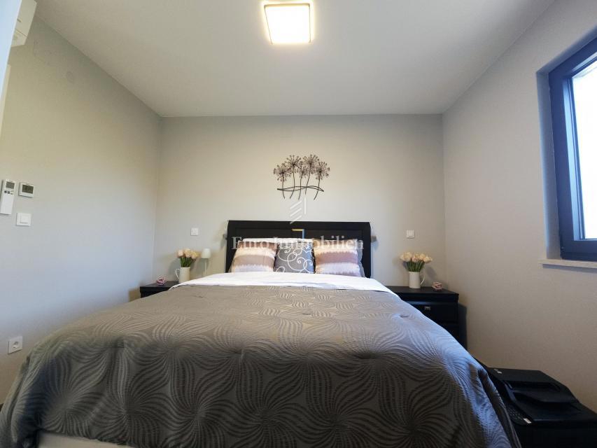 Funkcionalno dvosobno stanovanje z nadkrito teraso