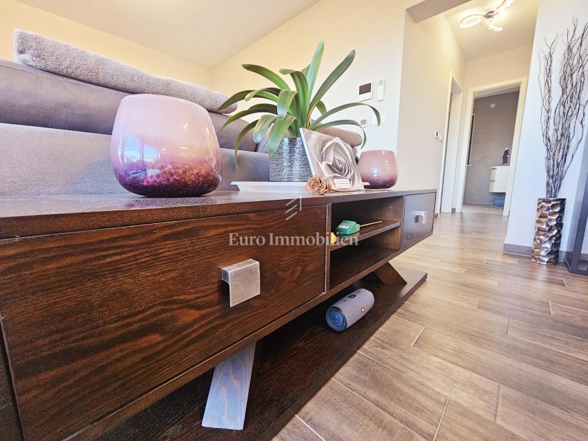 Funkcionalno dvosobno stanovanje z nadkrito teraso